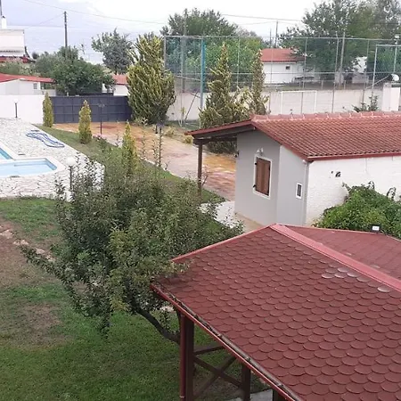 Marinos - συγκρότημα με πισίνα, γήπεδο, τζακούζι, μπαρ, ψησταριά
