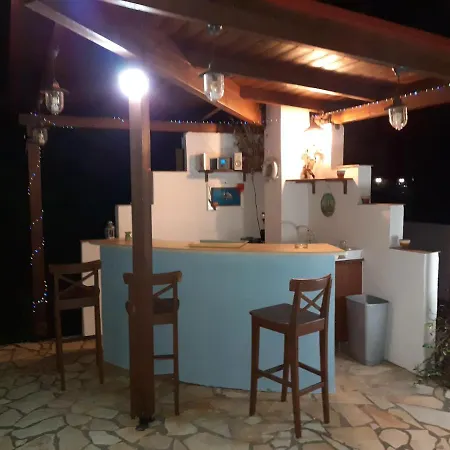 Villa Marinos - συγκρότημα με πισίνα, γήπεδο, τζακούζι, μπαρ, ψησταριά