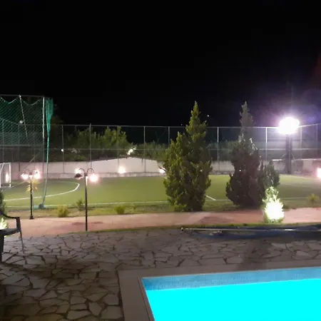 Marinos - συγκρότημα με πισίνα, γήπεδο, τζακούζι, μπαρ, ψησταριά Villa