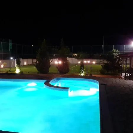 Marinos - συγκρότημα με πισίνα, γήπεδο, τζακούζι, μπαρ, ψησταριά Вилла Камена-Вурла