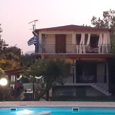 Marinos - συγκρότημα με πισίνα, γήπεδο, τζακούζι, μπαρ, ψησταριά