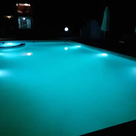 Villa Marinos - συγκρότημα με πισίνα, γήπεδο, τζακούζι, μπαρ, ψησταριά