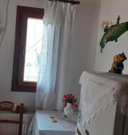 Marinos - συγκρότημα με πισίνα, γήπεδο, τζακούζι, μπαρ, ψησταριά